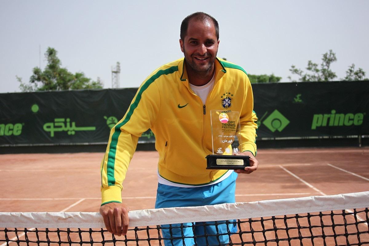 Ashkan Shokoufi holding a trophy